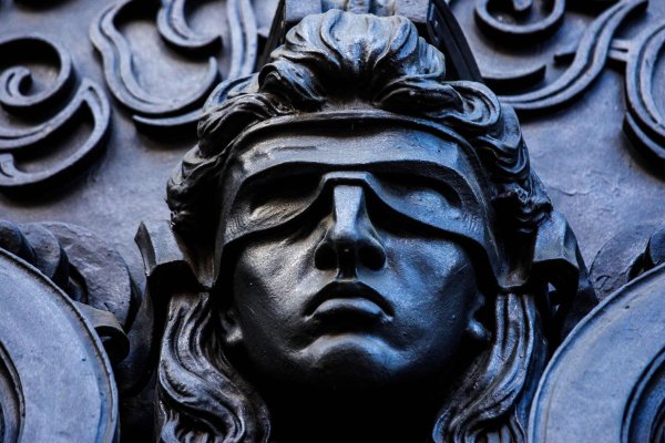 Eine Darstellung der Göttin Justitia. - © Carsten Koall/dpa/Symbolbild