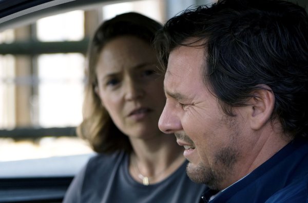 Frank (Felix Klare) und seine Frau Sabina (Patricia Aulitzky) in einer Szene des TV-Missbrauchs-Dramas «Wir haben einen Deal». - © Gabriele Faber/Rat Pack/ZDF/dpa