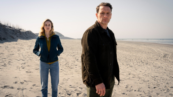 Hendrik Duryn und Pia-Micaela Barucki spielen die Hauptrollen in der Krimi-Verfilmung. - © RTL / Stephan Rabold