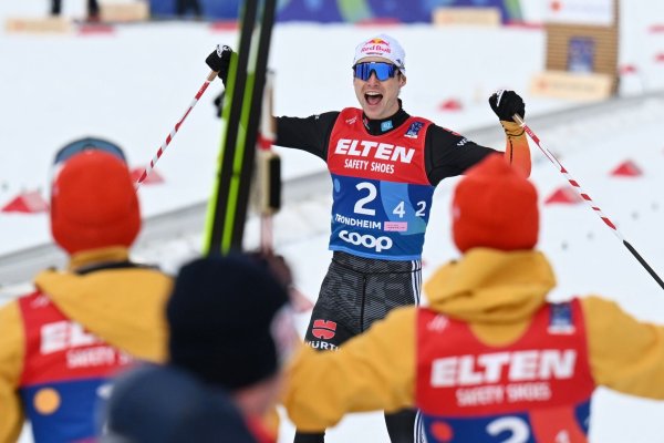Vinzenz Geiger (M) läuft jubelnd in die Arme seiner Weltmeister-Kollegen. - © Hendrik Schmidt/dpa