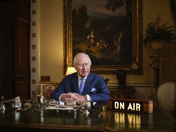 Der König erzählt im Radio Anekdoten zu bestimmten Liedern. - © -/The King\\\'s Music Room - Courtesy/PA Media/dpa