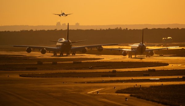 Am Frankfurter Flughafen ist ein Warnstreik der Beschäftigten im öffentlichen Dienst angekündigt. - © Boris Roessler/dpa