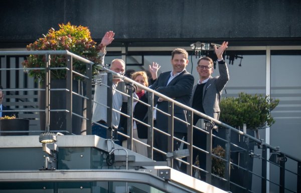 Bei den Sondierungsgesprächen wird gute Stimmung demonstriert. - © Michael Kappeler/dpa