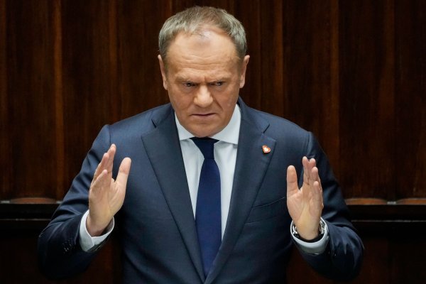 Tusk will, dass jeder Mann in Polen kampfbereit gemacht wird. - © Czarek Sokolowski/AP/dpa