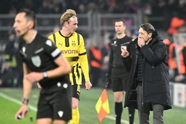 Niko Kovac steht hinter seinem Spielmacher Julian Brandt. - © Bernd Thissen/dpa