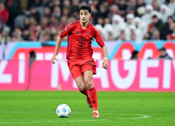 Aleksandar Pavlovic stoppt in wichtigen Fußball-Wochen für den FC Bayern und die Nationalmannschaft ein hartnäckiger Infekt. - © Sven Hoppe/dpa