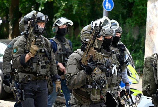 Es gibt eine 200.000-Euro-Klage nach einem SEK-Einsatz. (Symbolbild) - © Roberto Pfeil/dpa