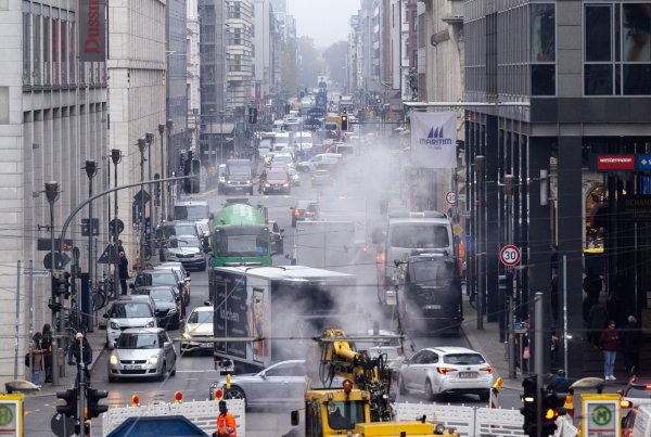 Für einen Stau reicht es noch leicht, doch die Zahl der Autos in Berlin ist 2024 gesunken. (Archivbild) - © Soeren Stache/dpa/ZB