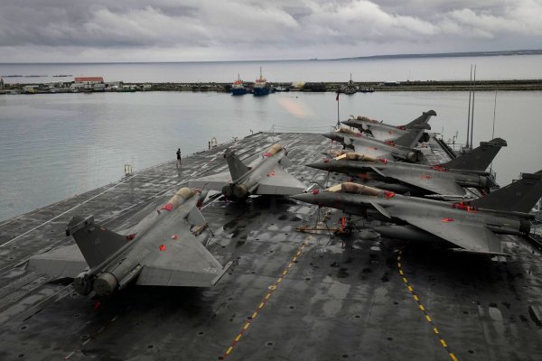 Mehrmals im Jahr wird mit französischen Kampfjets Abschreckung geübt. (Archivbild) - © Petros Karadjias/AP/dpa