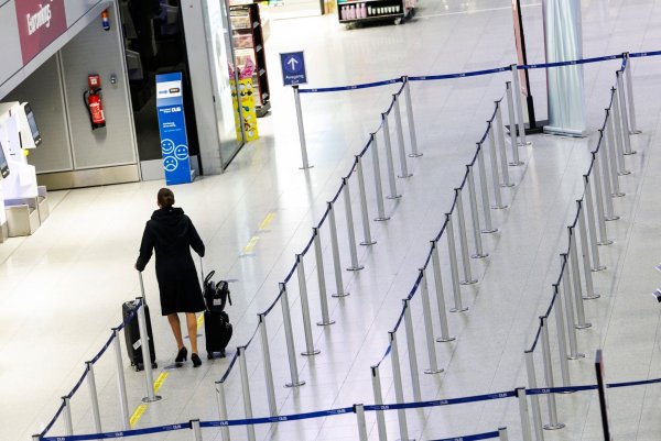 Bereits Ende Februar gab es einen Warnstreik am Flughafen Düsseldorf. (Archivfoto) - © Christoph Reichwein/dpa