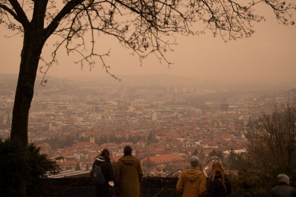 Am Sonntag könnte es ein wenig trüber am Himmel werden. (Archivbild) - © Marijan Murat/dpa