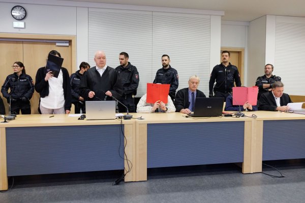 Drei Männer und eine Frau sind vor dem Landgericht Osnabrück zu mehrjährigen Haftstrafen verurteilt worden, weil sie eine 17-Jährige gefesselt, lebensgefährlich verletzt und bewusstlos in die Ems geworfen haben. (Archivfoto) - © Friso Gentsch/dpa