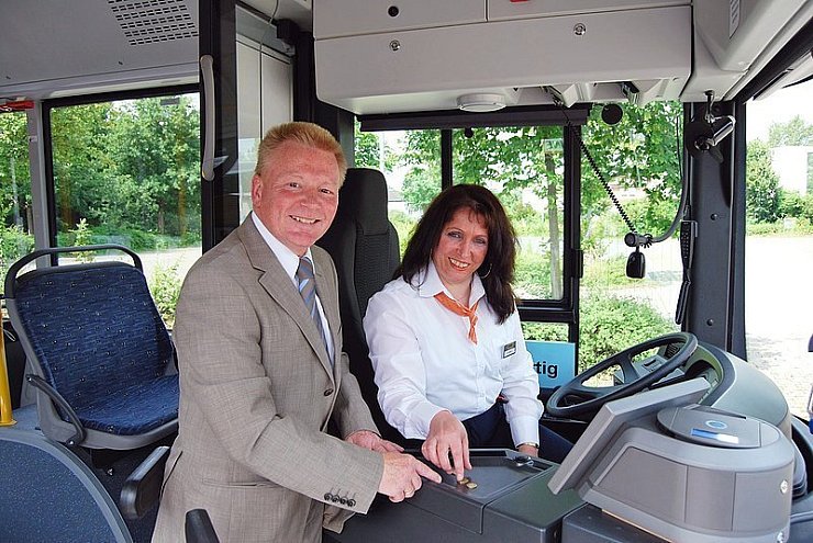 Neue Chance als Busfahrerin: Alma Iseni mit Klaus Januszweski vom Jobcenter Lippe, der ihr die Stelle vermittelte. - © Foto: privat