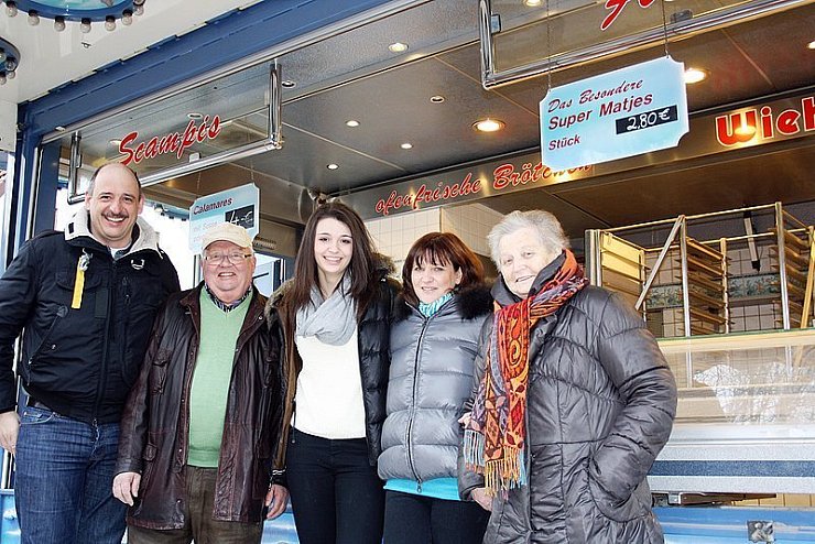 Anke Wiehemeier-Friedt (Zweite von rechts) mit Ehemann Siggi (links) und Tochter Lea sowie ihren Eltern Ernst und Ursula Friedt. - © Foto: Stracke