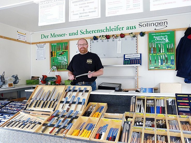 Scherenschleifer Guido Morsbach an seinem Stand. - © Foto: Finkler