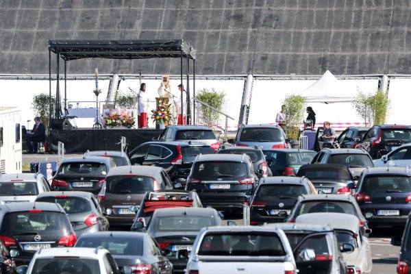 Auf dem Parkplatz der Messe Düsseldorf konnten Gläubige am Sonntag an einer katholischen Messe unter freiem Himmel in ihrem Auto teilnehmen. - © Henning Schoon/dpa