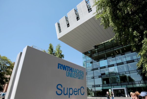 Das Interesse von Wissenschaftlern und Studenten aus den Vereinigten Staaten an hiesigen Hochschulen nimmt zu, das bemerkt auch die RWTH in Aachen. - © Oliver Berg/dpa