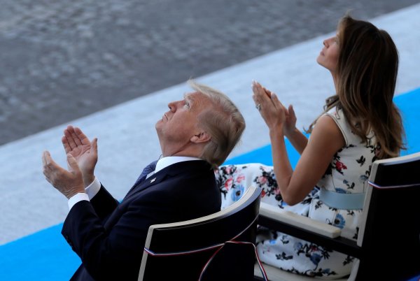 Trump war 2017 bei der Militärparade zum französischen Nationalfeiertag in Paris. (Archivbild) - © picture alliance / Markus Schreiber/AP/dpa