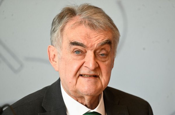 NRW-Innenminister Reul lehnt Schnellschüsse im Umgang mit AfD-Mitgliedern im Staatsdienst ab (Archivbild) - © Roberto Pfeil/dpa