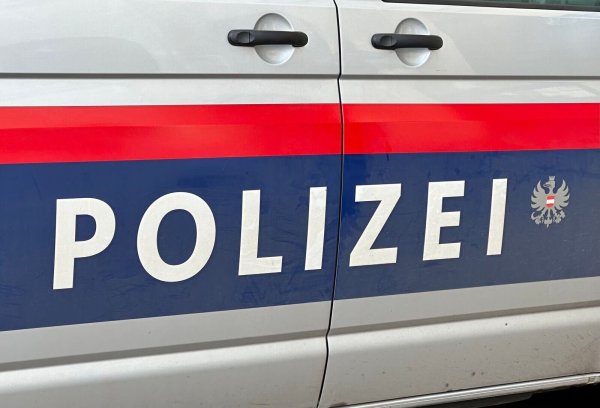 Laut Polizei war der Gleitschirmflieger zu tief unterwegs. (Symbolbild) - © Matthias Röder/dpa
