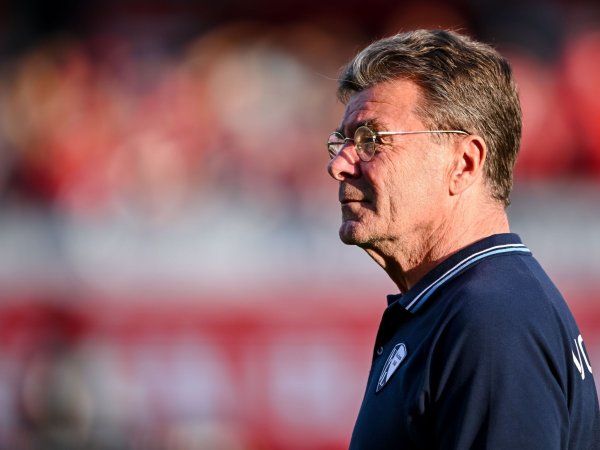 Dieter Hecking bleibt auch im Falle eines Abstiegs beim VfL Bochum. - © Harry Langer/dpa