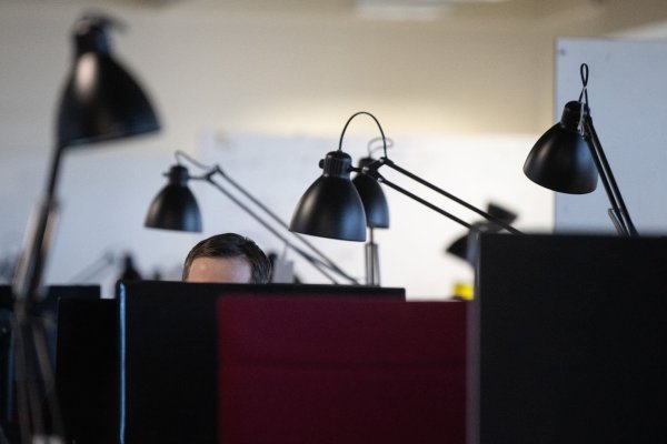 Auf Büroschreibtischen stapelt sich heute meist kein Papier mehr. Auch Locher, Stiftebox, Familienfoto und Telefon sind von vielen Tischen verschwunden. - © Sebastian Gollnow/dpa/dpa-tmn