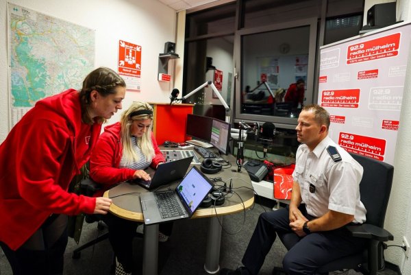 Mit Radiostudio in der Feuerwache und autarker Sendetechnik kann die Feuerwehr Mülheim im Krisenfall auf Sendung gehen. - © Christoph Reichwein/dpa