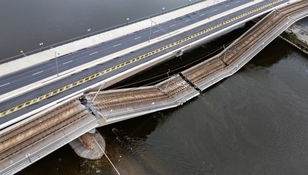 Teile der Carolabrücke über der Elbe sind eingestürzz. - © Robert Michael/dpa