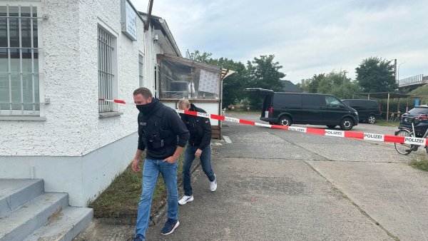 Polizisten durchsuchen Räume des Islamischen Zentrum in Fürstenwalde. - © Lutz Deckwerth/dpa