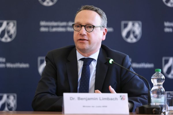 Die Opposition ist empört: Obwohl bald die Zeugenvernehmungen beginnen sollen, fehlen dem Untersuchungsausschuss zur Richteraffäre wesentliche Unterlagen. - © David Young/dpa