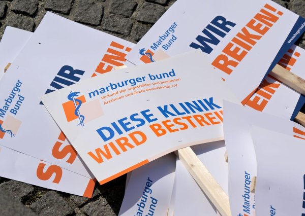 60.000 Ärzte sind aufgerufen, am Montag einen Tag lang die Arbeit niederzulegen. (Archivbild) - © Peter Kneffel/dpa