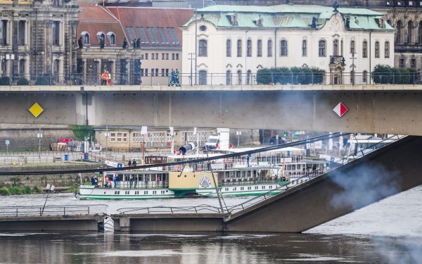 Nach dem Teileinsturz der Brücke laufen die Arbeiten. - © Robert Michael/dpa