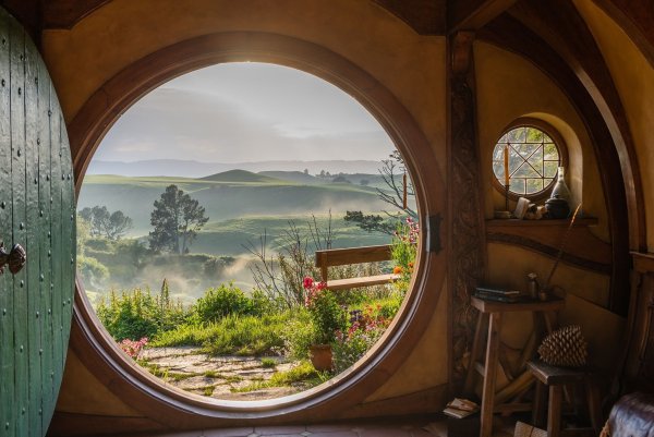 Als wäre man in Mittelerde: In Hobbiton lässt sich das einstige Filmset von «Herr der Ringe» und «Der Hobbit» erkunden. - © Hobbiton Movie Set/dpa-tmn