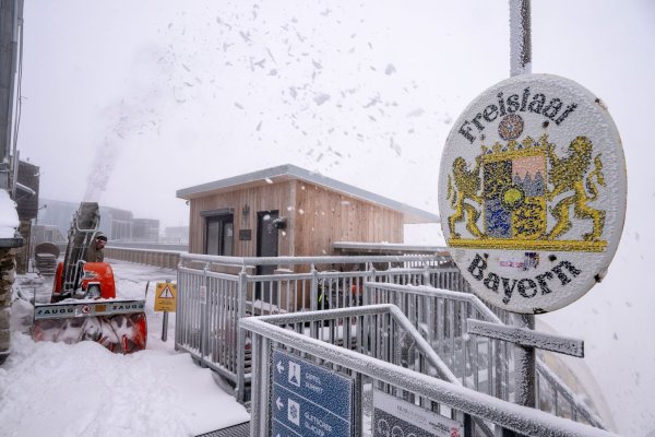 Das ist er - September-Neuschnee auf der Zugspitze. - © Peter Kneffel/dpa