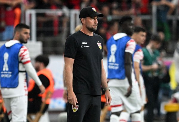 VfB-Trainer Sebastian Hoeneß blickt noch eher kritisch auf die Leistungen der Stuttgarter Defensive. - © Bernd Thissen/dpa