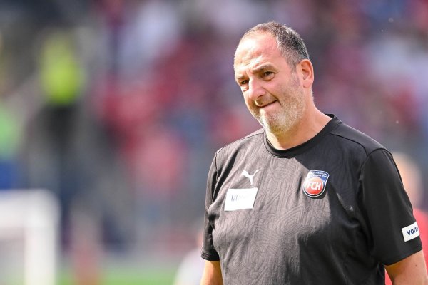 Trainer Frank Schmidt steht mit dem 1. FC Heidenheim vor einer schweren Aufgabe bei Borussia Dortmund. - © Harry Langer/dpa