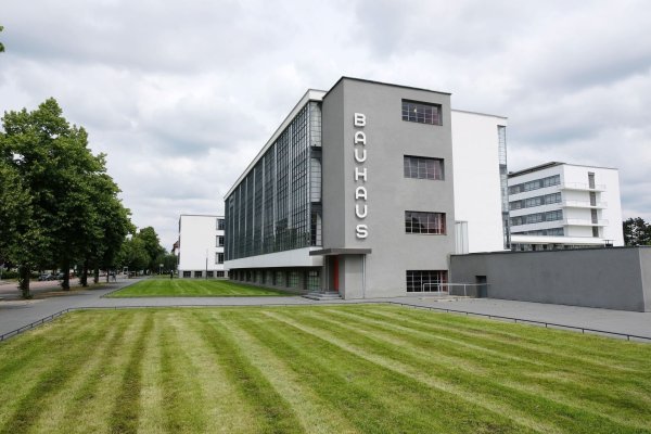 Eine Ikone der Architekturgeschichte: Das Bauhausgebäude Dessau, das ehemalige Schulgebäude des Staatlichen Bauhauses in Dessau, wurde 1925 von Walter Gropius entworfen und 1925/26 für das zuvor in Weimar befindliche Bauhaus errichtet. (Archivbild) - © Sebastian Willnow/dpa-Zentralbild/ZB