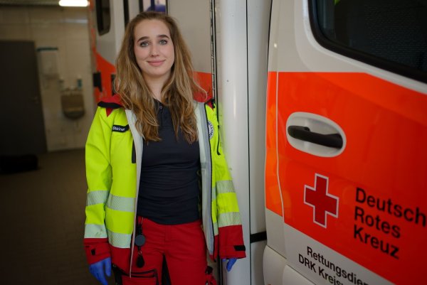 Viktoria Steiner ist Notfallsanitäterin beim DRK-Kreisverband Siegen-Wittgenstein. - © Henning Kaiser/dpa-tmn