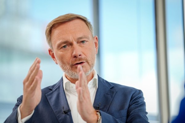 Seit sie sich telefonisch krankschreiben lassen können, fehlten mehr Menschen im Job, meint Lindner. (Archivbild) - © Kay Nietfeld/dpa
