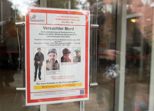 Auf einem Fahndungsplakat am Landgericht Verden sind Burkhard Garweg (r) und Ernst-Volker Staub (l) abgebildet. - © Julian Stratenschulte/dpa