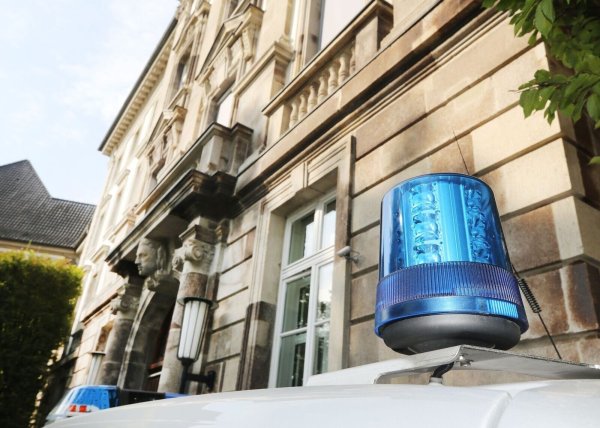 Ein Polizeiwagen steht vor dem Polizeipräsidium Essen. - © Roland Weihrauch/dpa
