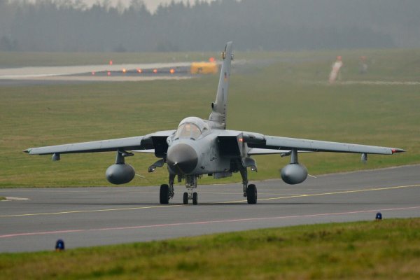 Ein Bundeswehr-Flugzeug vom Typ Tornado auf dem Fliegerhorst Büchel in der Eifel. Dort sollen - offiziell nie bestätigt - etwa 20 thermonukleare B61-Gravitationsbomben der US-Streitkräfte lagern. - © Harald Tittel/dpa