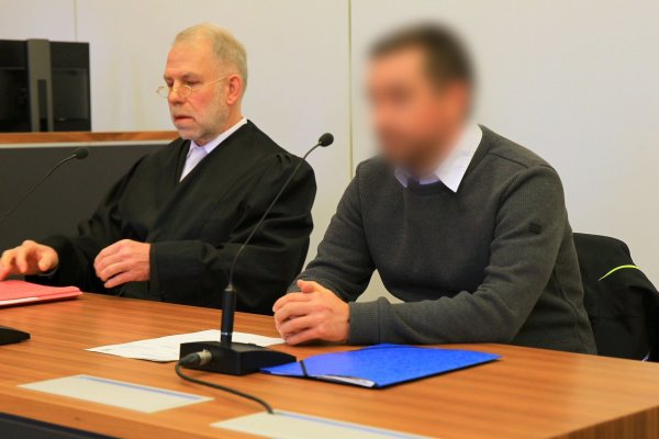 Der Angeklagte vor Beginn des Prozesses in Mühlhausen im Gerichtssaal. - © Silvio Dietzel/-/dpa