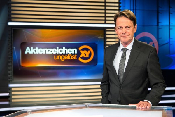 Moderator Rudi Cerne im Studio der Sendung «Aktenzeichen XY... ungelöst». - © Sina Schuldt/dpa/Archivbild