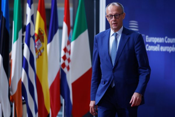 Merz kehrt beim Gipfel wieder auf die EU-Bühne zurück. - © Omar Havana/AP/dpa
