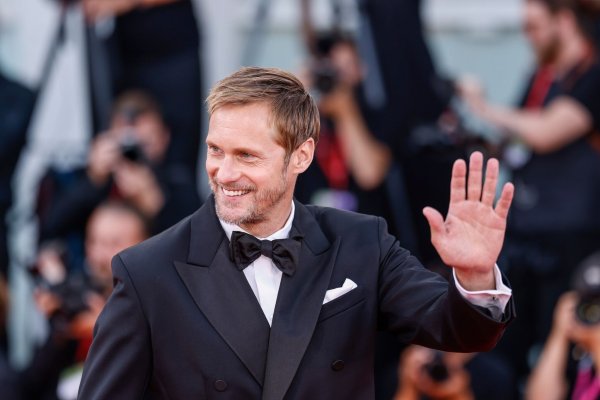 Alexander Skarsgård stand kurz davor, von seinen Agenten gefeuert zu werden. (Archivbild) - © Vianney Le Caer/Invision/AP/dpa