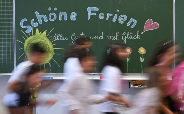 Auf sechs Wochen Sommerferien können sich Schülerinnen und Schüler in Deutschland freuen. (Archivbild) - © Bernd Weißbrod/dpa
