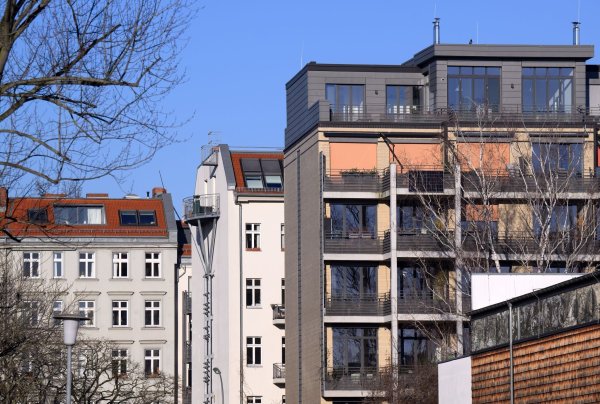 Die Mietpreisbremse gilt in Gegenden, die die jeweilige Landesregierung als Gebiet mit angespanntem Wohnungsmarkt bestimmt. (Symbolbild) - © Bernd von Jutrczenka/dpa