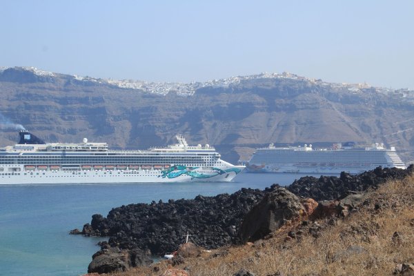 Die griechische Insel Santorini gilt als Kreuzfahrt-Mekka. (Archivfoto) - © Cindy Riechau/dpa