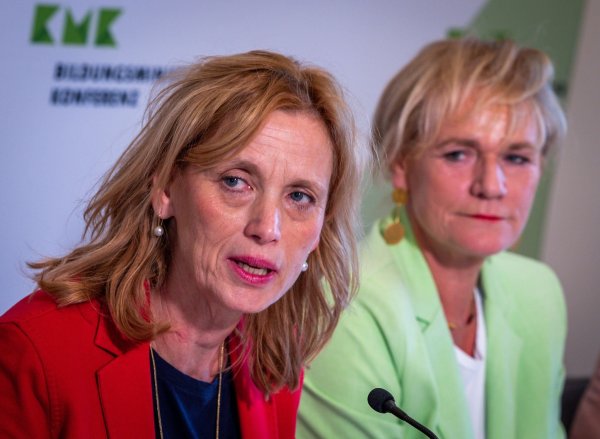Eine Expertenkommission soll nach Vorstellungen von Bundesbildungsministerin Karin Prien (CDU, l) dabei helfen, Kinder besser vor Risiken durch die Nutzung von Handys und Social Media zu schützen. - © Jens Büttner/dpa